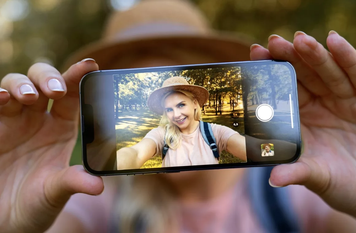 Selfie en plein air avec chapeau.