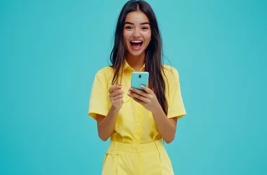 Femme souriante avec smartphone sur fond bleu.