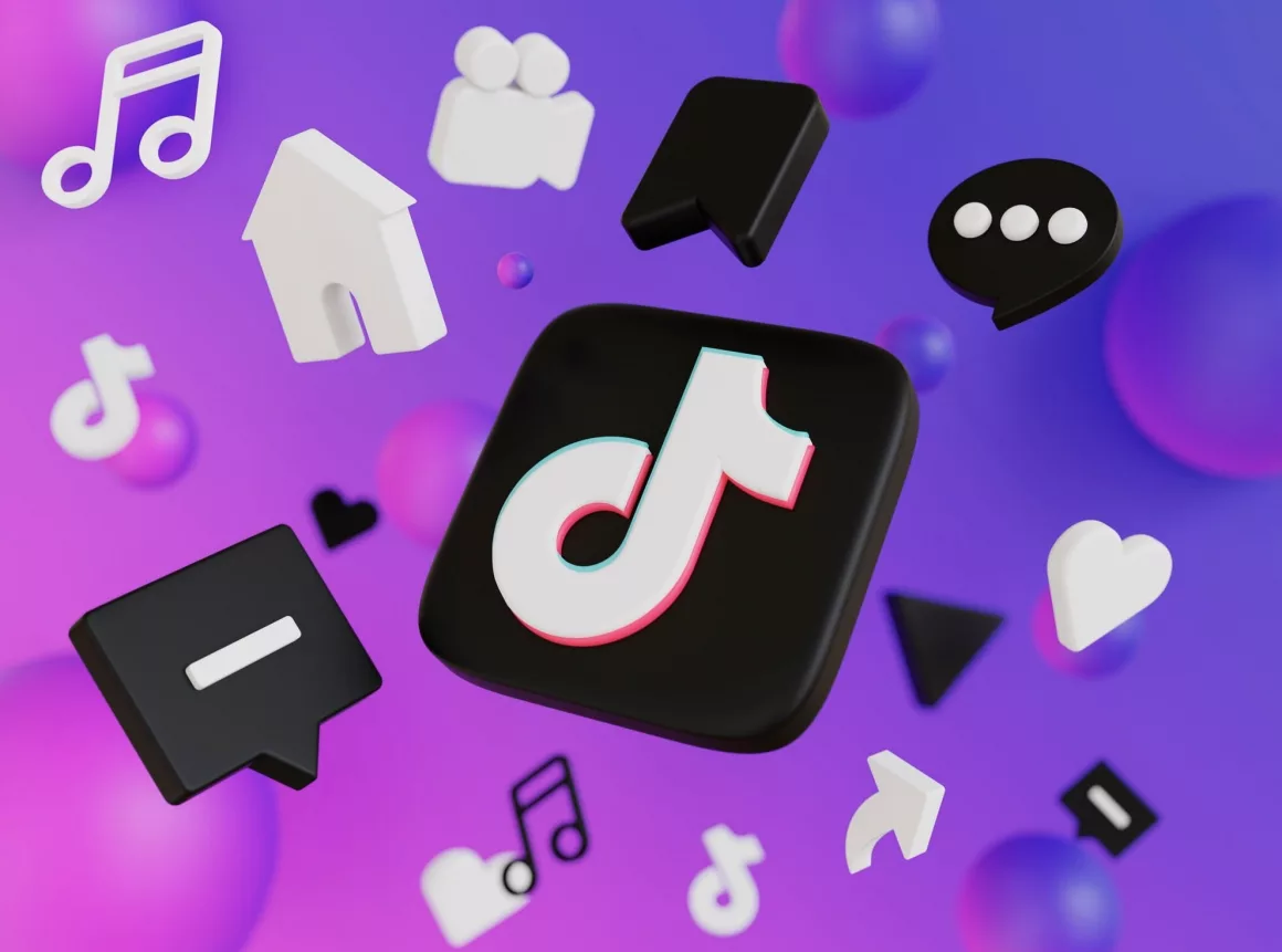 Logo TikTok avec icônes flottantes colorées.