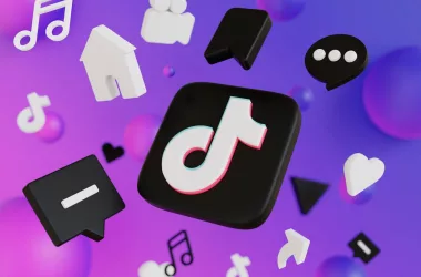 Logo TikTok avec icônes flottantes colorées.