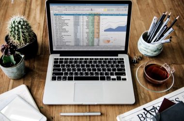 Ordinateur portable avec tableur ouvert sur bureau.
