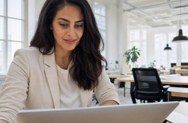 Femme travaillant sur ordinateur portable en bureau moderne