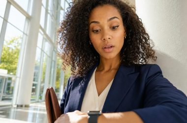 Femme en tailleur regardant sa montre connectée