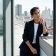 Femme d'affaires pensive sur un toit urbain