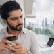 Homme pensif avec café sur balcon urbain