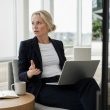 Femme d'affaires travaillant sur ordinateur portable au bureau