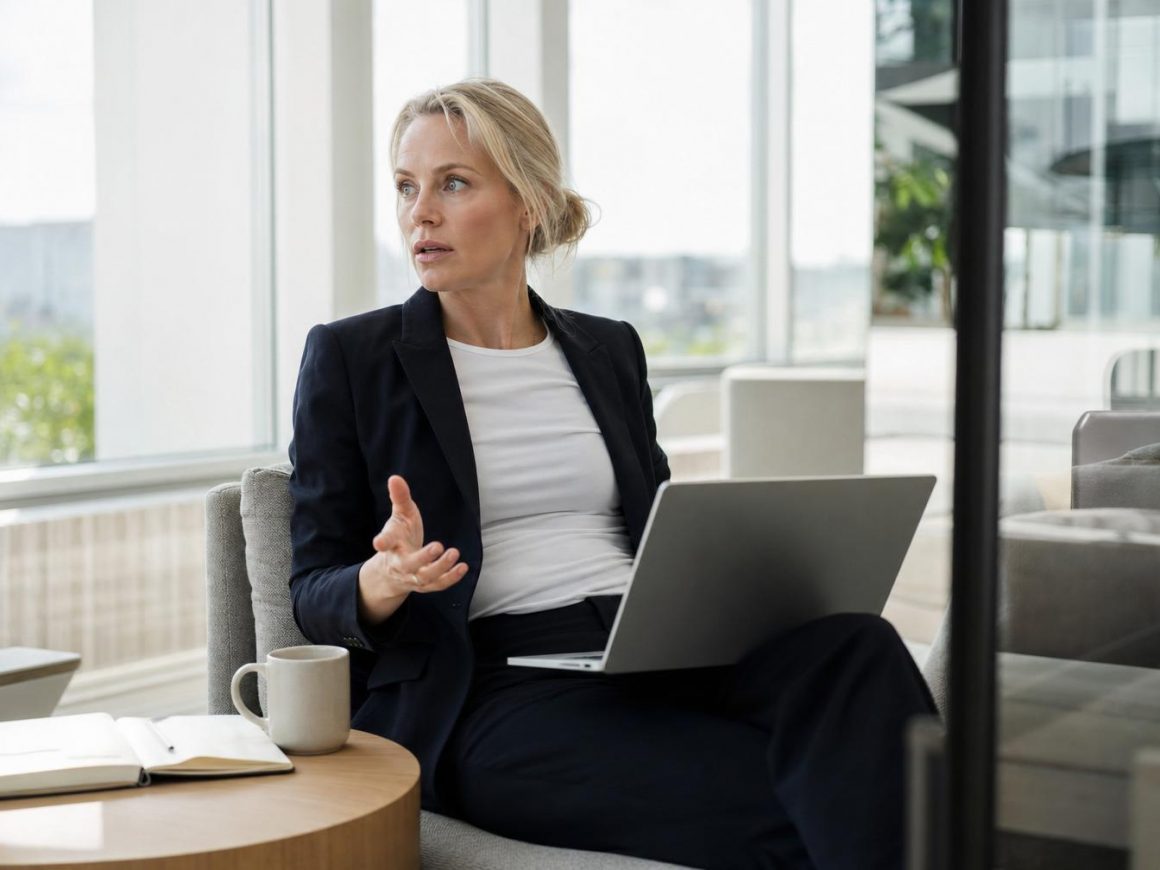 Femme d'affaires travaillant sur ordinateur portable au bureau