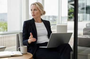 Femme d'affaires travaillant sur ordinateur portable au bureau