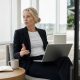 Femme d'affaires travaillant sur ordinateur portable au bureau