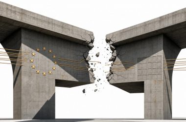 Transferts de données EU-US : le cadre juridique s'effondre — illustration brutaliste d'un pont en béton fissuré au centre, symbolisant la rupture du cadre juridique EU-US