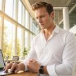 Homme travaillant sur ordinateur portable en bureau lumineux