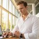 Homme travaillant sur ordinateur portable en bureau lumineux